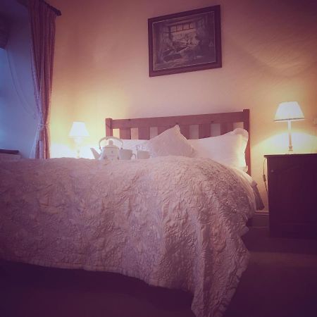 Mcmahon Guesthouse Листоуел Екстериор снимка
