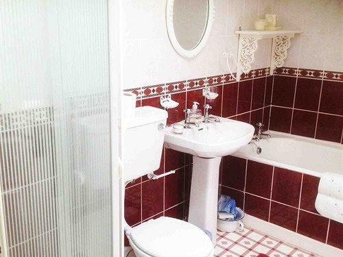 Mcmahon Guesthouse Листоуел Екстериор снимка