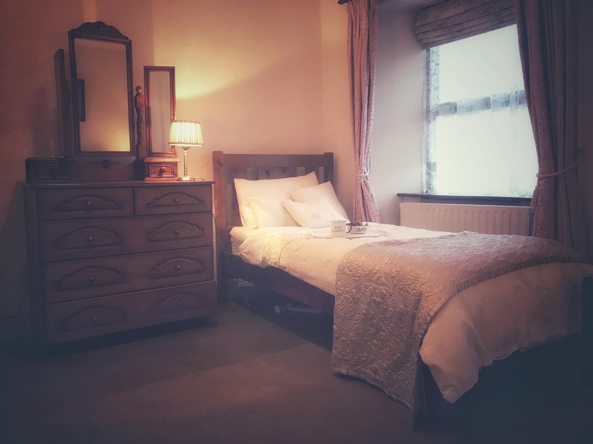 Mcmahon Guesthouse Листоуел Екстериор снимка