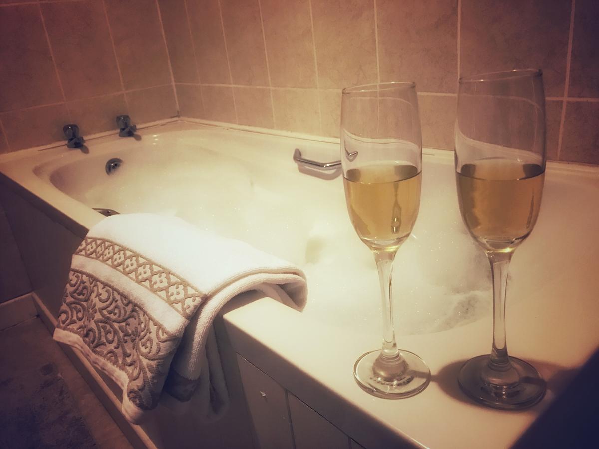 Mcmahon Guesthouse Листоуел Екстериор снимка