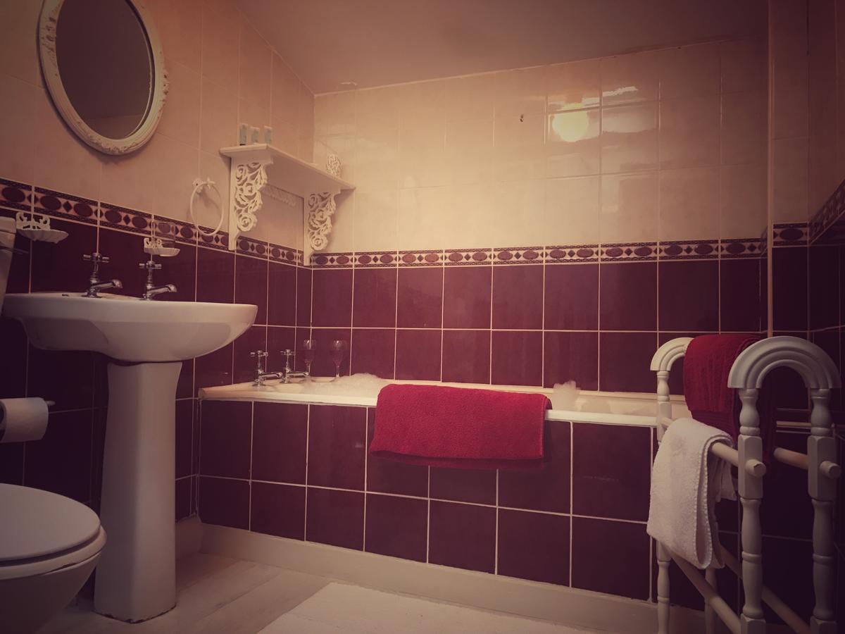 Mcmahon Guesthouse Листоуел Екстериор снимка