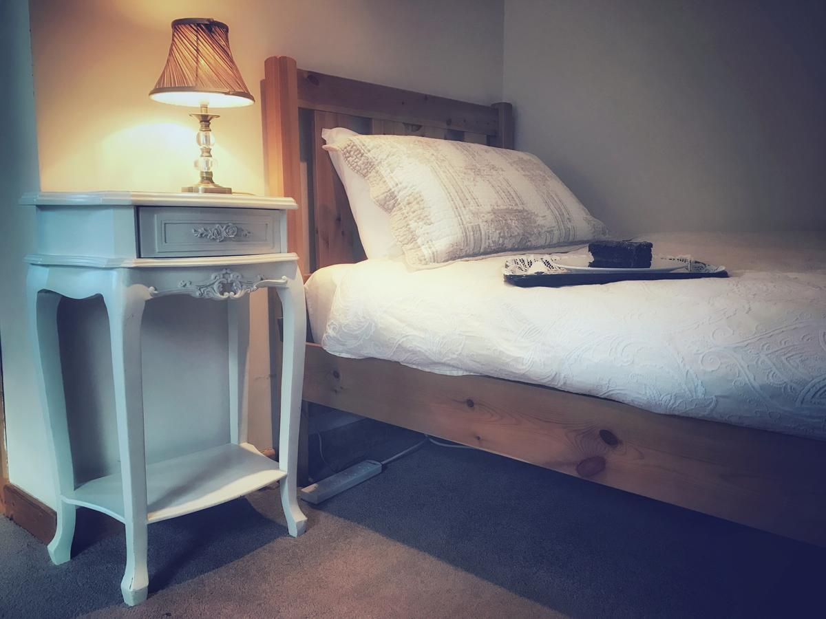 Mcmahon Guesthouse Листоуел Екстериор снимка